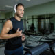 Hombre corriendo en una cinta en un gimnasio - Iván Cárdenes Salud