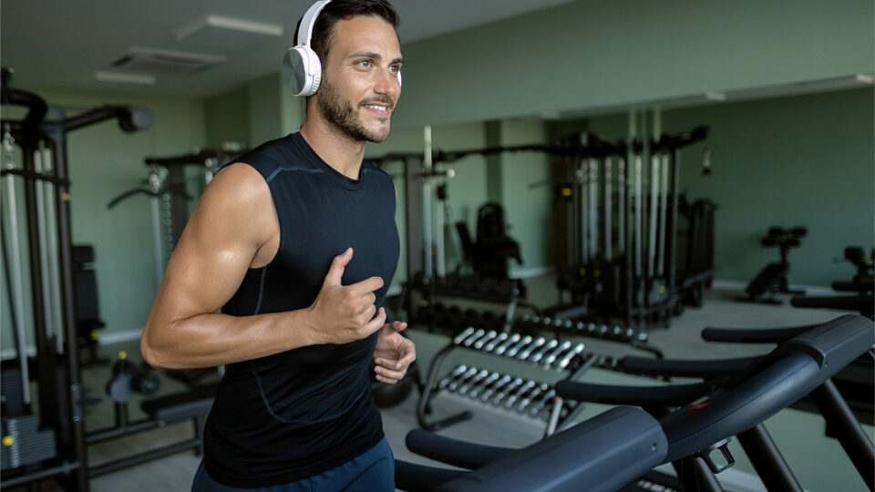 Hombre corriendo en una cinta en un gimnasio - Iván Cárdenes Salud