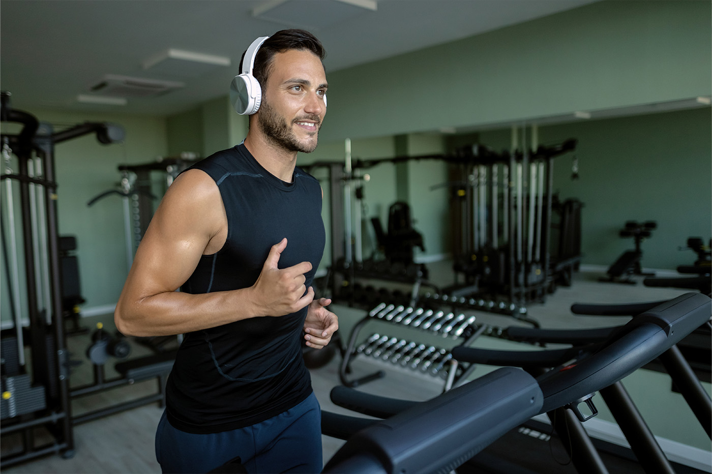 Hombre corriendo en una cinta en un gimnasio - Iván Cárdenes Salud